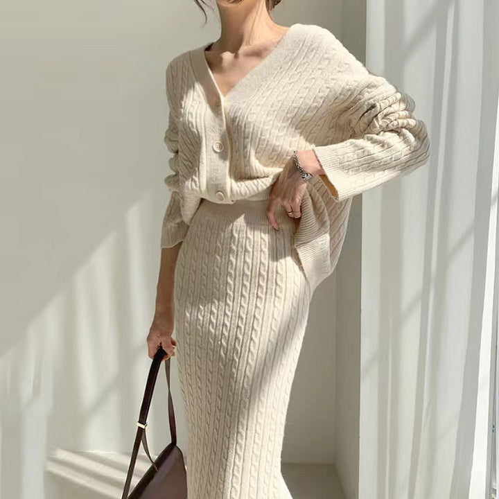 Set completo donna autunnale: cardigan elegante con scollo a V e gonna tubino aderente. Perfetto per un look casual chic.