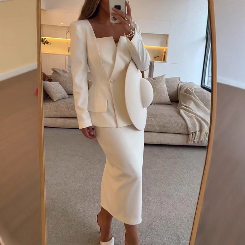 Completo femminile due pezzi con top manica lunga e gonna midi. Abbigliamento elegante per ogni stagione.