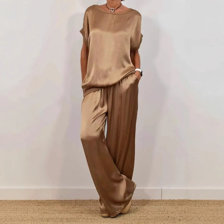 Camicia ampia da donna e pantaloni eleganti a gamba larga. Un outfit moda femminile perfetto per ogni stagione.