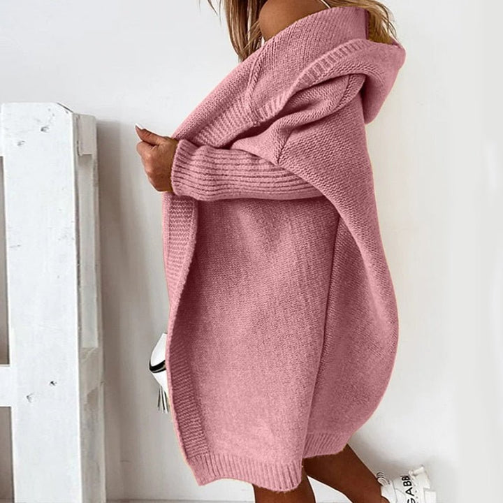 Maglia autunnale donna a strati, cardigan lungo con cappuccio e maniche a pipistrello, stile casual chic.