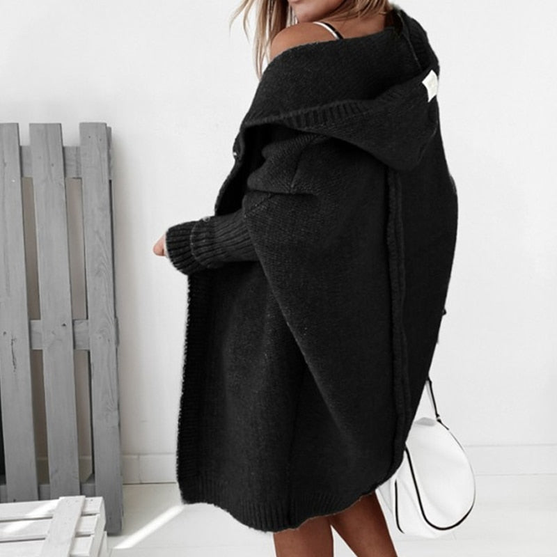 Cardigan autunnale donna ampio con cappuccio, maniche a pipistrello. Maglia comoda per look casual e di tendenza.