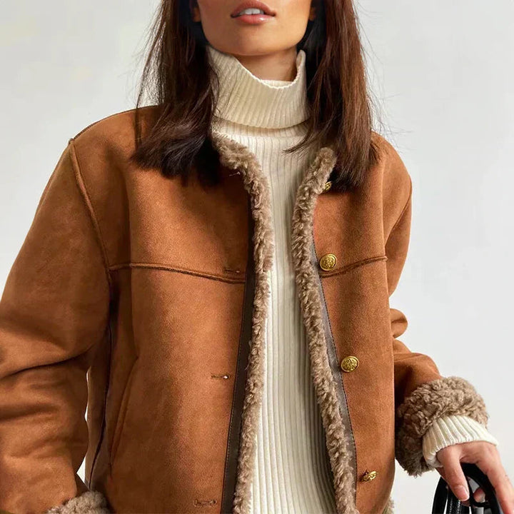 Giacca invernale da donna marrone con bottoni, calda ed elegante, ideale capospalla per un look chic invernale.