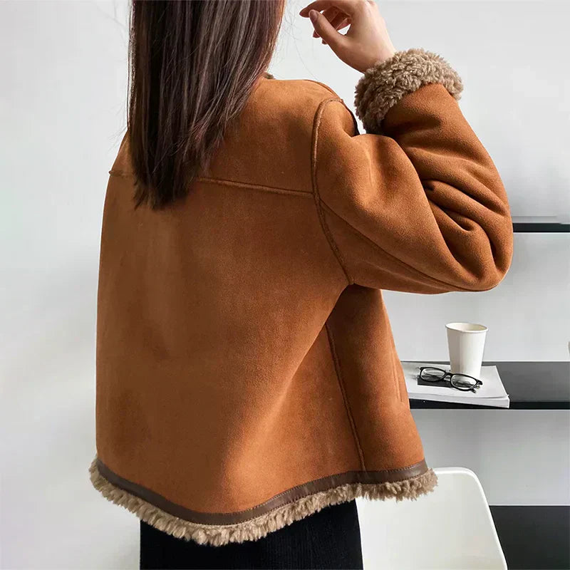 Calda giacca invernale da donna marrone con tasche e bottoni, capospalla elegante per l'inverno alla moda.