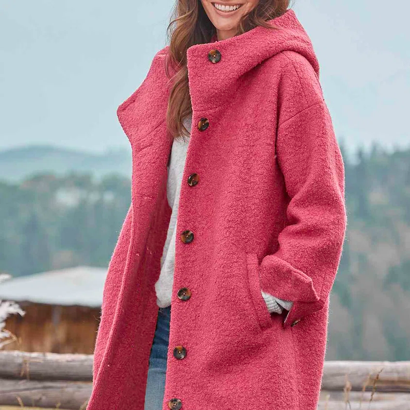 Cappotto da donna versatile ed elegante, con bottoni distintivi e tasche, perfetto per la stagione fredda.
