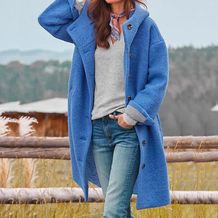 Modello di cappotto donna autunnale/invernale, caldo e alla moda, con bottoni unici e tasche capienti.