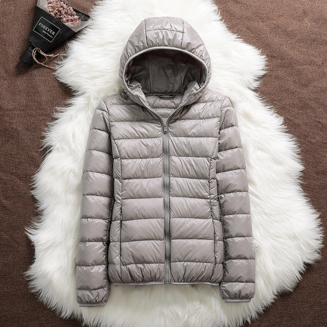Giacca donna invernale comoda e versatile. Impermeabile, leggera e con cappuccio, ideale per un look casual di tendenza.