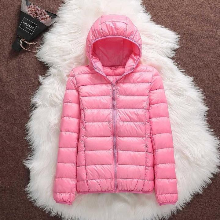 Giacca invernale donna impermeabile per proteggerti dal freddo. Leggera, comoda e di tendenza per il tuo look casual.