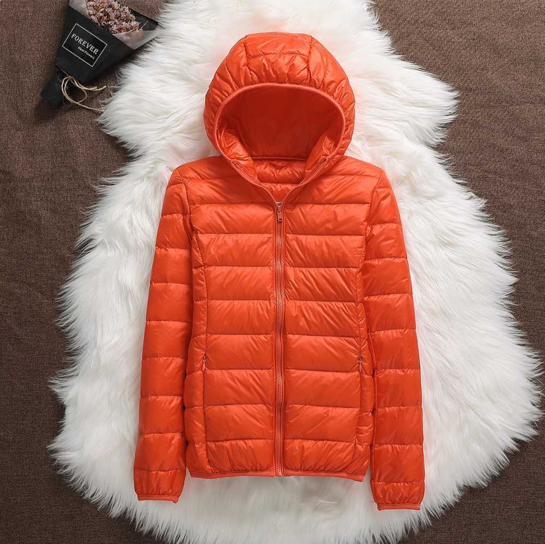 Giacca donna invernale con cappuccio, ultra leggera e impermeabile. Stile casual e moderno per la moda donna.