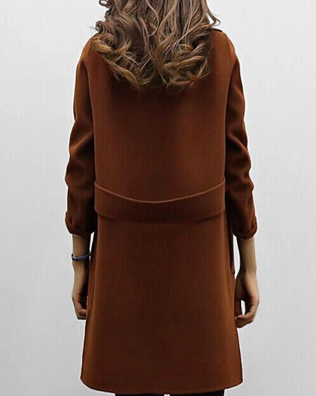 Elegante trench da donna per autunno-inverno, con cintura che valorizza la figura.