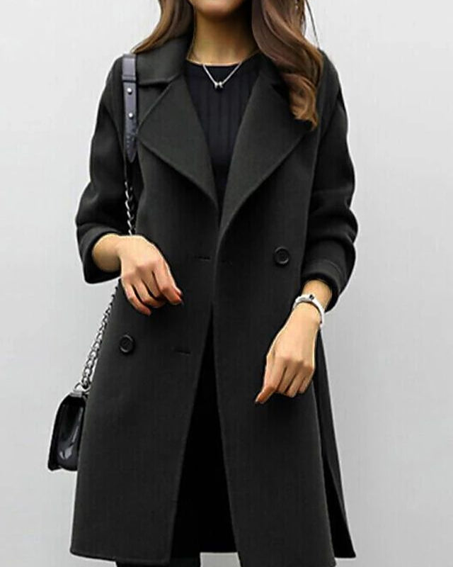 Trench donna lungo con cintura, enfatizza la silhouette elegante per la stagione fredda.