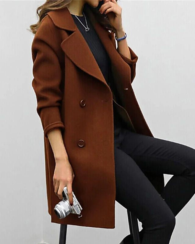Classico trench lungo da donna, versatile e raffinato per look autunno-inverno.