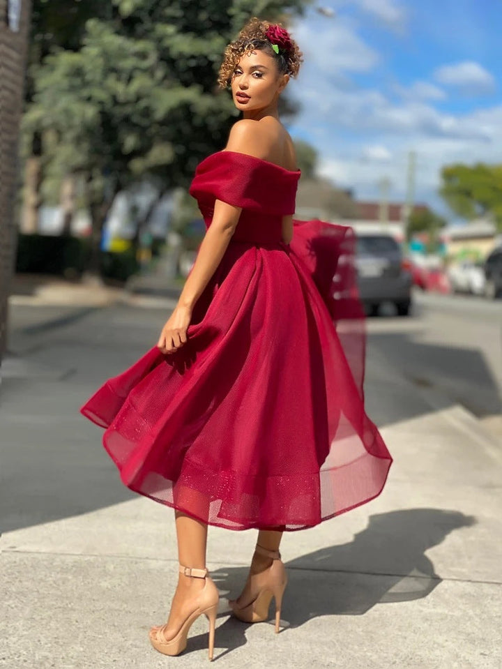 Vestito A-line donna con spalle scoperte e schiena nuda, ideale per moda serale ed eventi primaverili.
