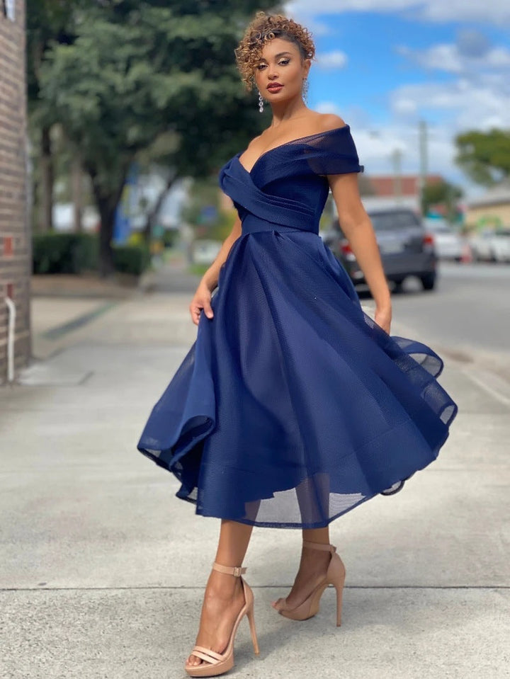 Abito elegante donna per celebrazioni, con design spalle scoperte e seducente schiena nuda.