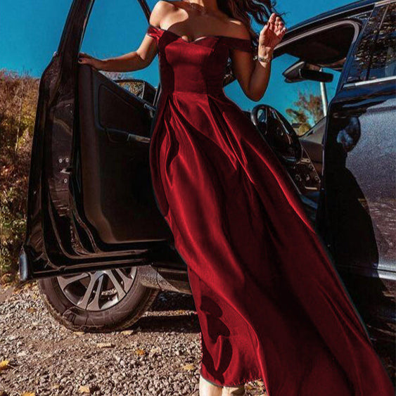 Abito da sera lungo rosso da donna, con scollo a V e vita alta che esalta la figura. Perfetto per serate di gala.