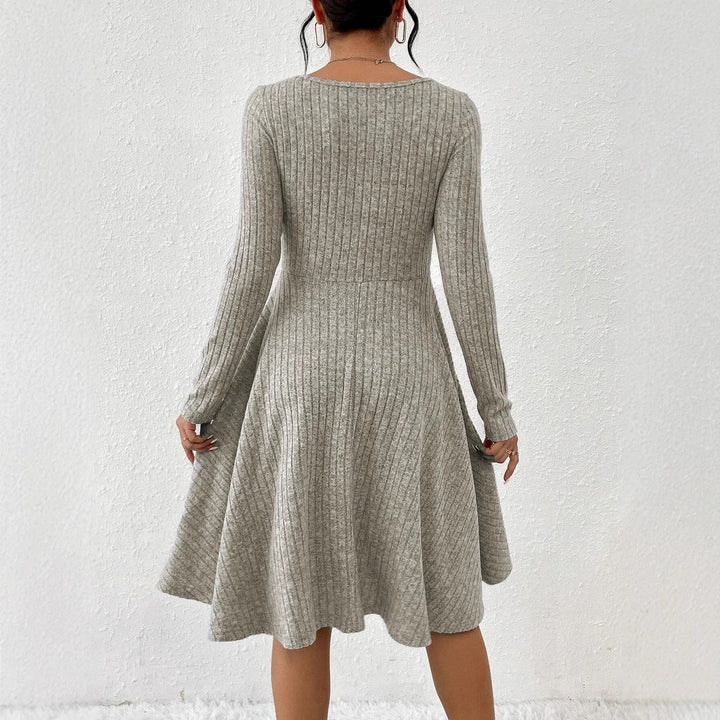 Elegante top abito donna a righe con maniche lunghe, vestibilità pullover. Stile quotidiano versatile fiordilatte.