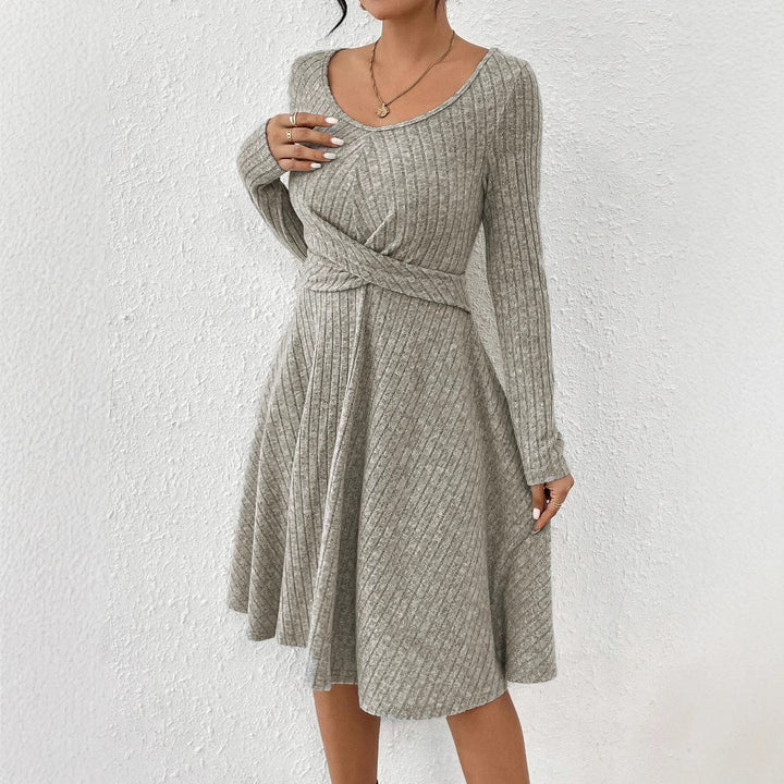 Abito donna a righe versatile, vestibilità pullover e maniche lunghe. Ideale per la moda femminile e lo stile casual.
