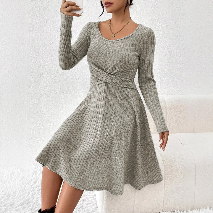Pullover abito donna a righe, maniche lunghe per comfort e stile. Abbigliamento casual chic per ogni giorno.