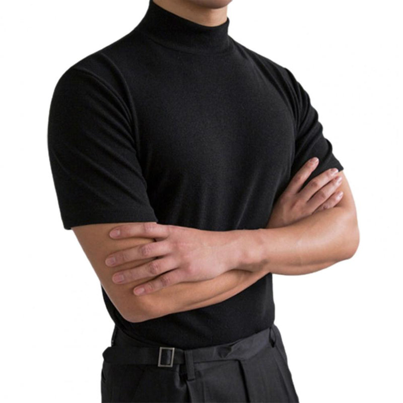 Uomo indossa maglietta casual a maniche corte, girocollo, colore tinta unita. Ideale per look autunnali versatili.