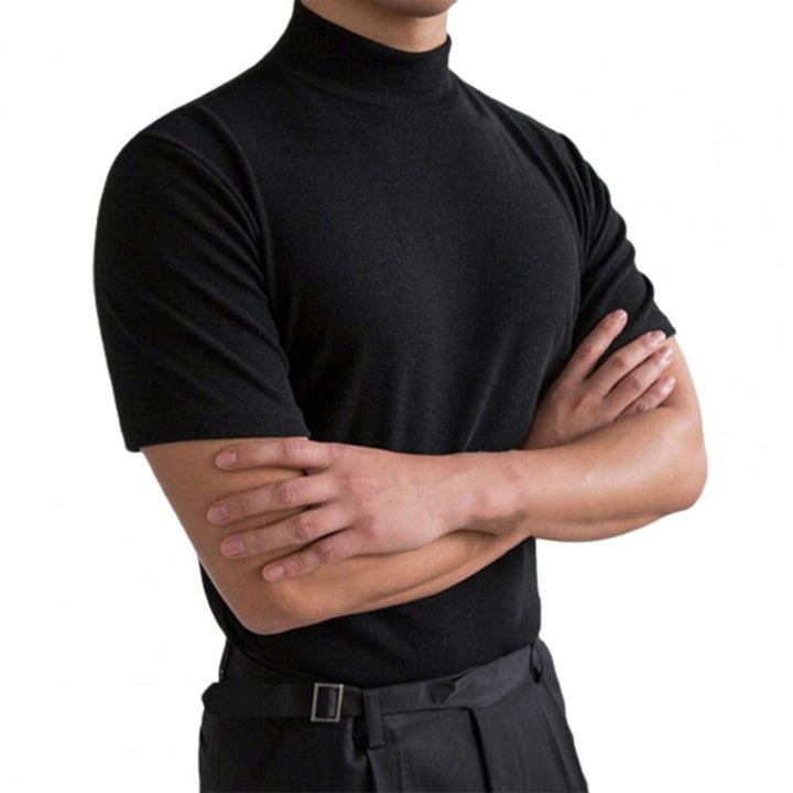 Uomo indossa maglietta casual a maniche corte, girocollo, colore tinta unita. Ideale per look autunnali versatili.