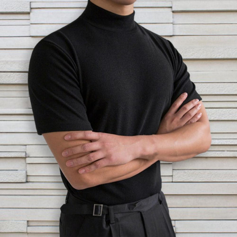 Maglietta uomo a maniche corte, girocollo tinta unita, orlo dritto. Stile casual e versatile per outfit quotidiani.