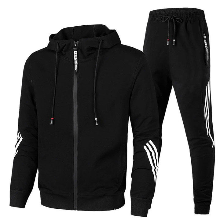 Dettaglio felpa con cappuccio della tuta uomo casual. Tessuto morbido ideale per comfort e stile sportivo.