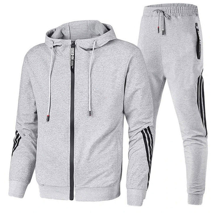 Uomo indossa tuta sportiva casual athleisure, ideale per tempo libero, relax o attività quotidiane con stile.