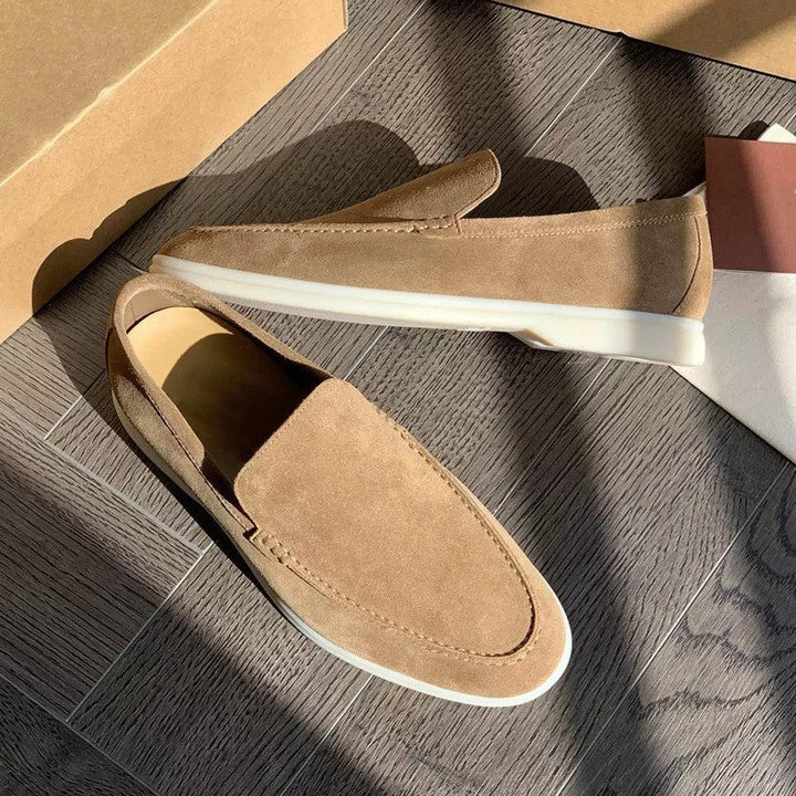 Mocassini uomo slip-on casual con suola piatta, scarpe comode e di moda per un look primaverile elegante.