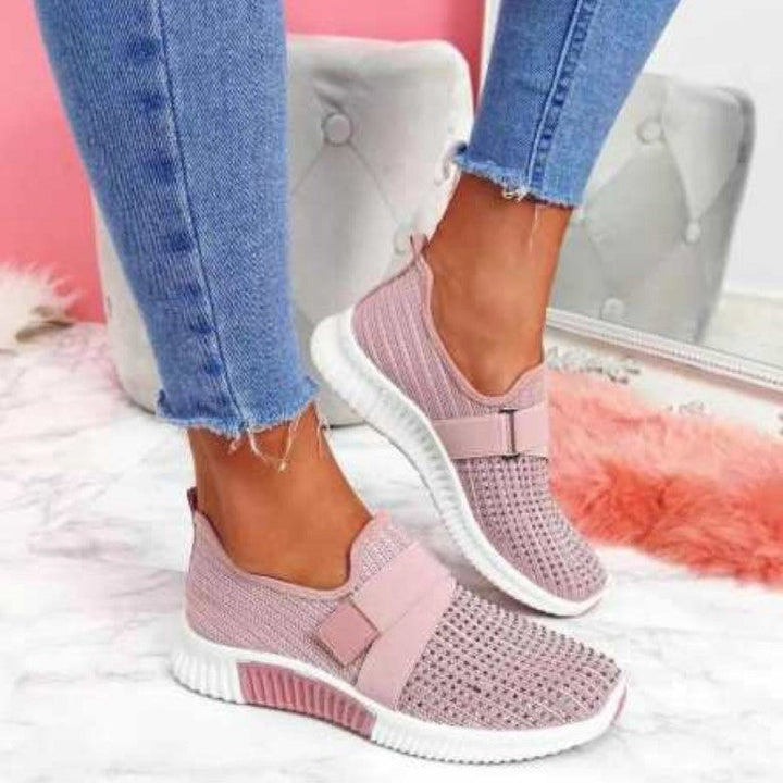 Sneakers basse donna casual, comode per il passeggio. Modello slip-on senza lacci, punta tonda per comfort quotidiano.