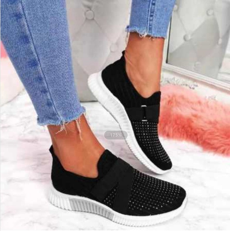Sneakers basse donna comode con punta tonda, ideali per passeggio casual quotidiano. Senza lacci, massimo comfort.