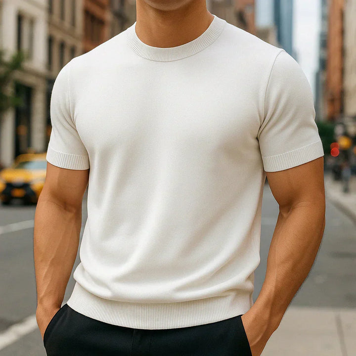 Maglietta uomo aderente con girocollo a costine, ideale per un look moderno e casual.