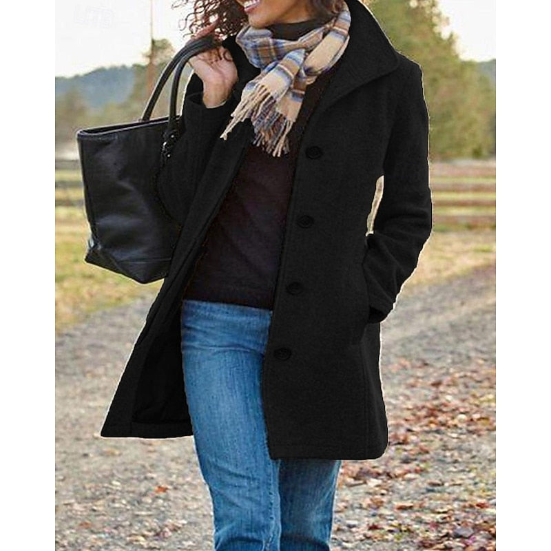 Cappotto donna nero elegante e classico, con revers e bottoni, outwear perfetto per l'autunno e l'inverno.