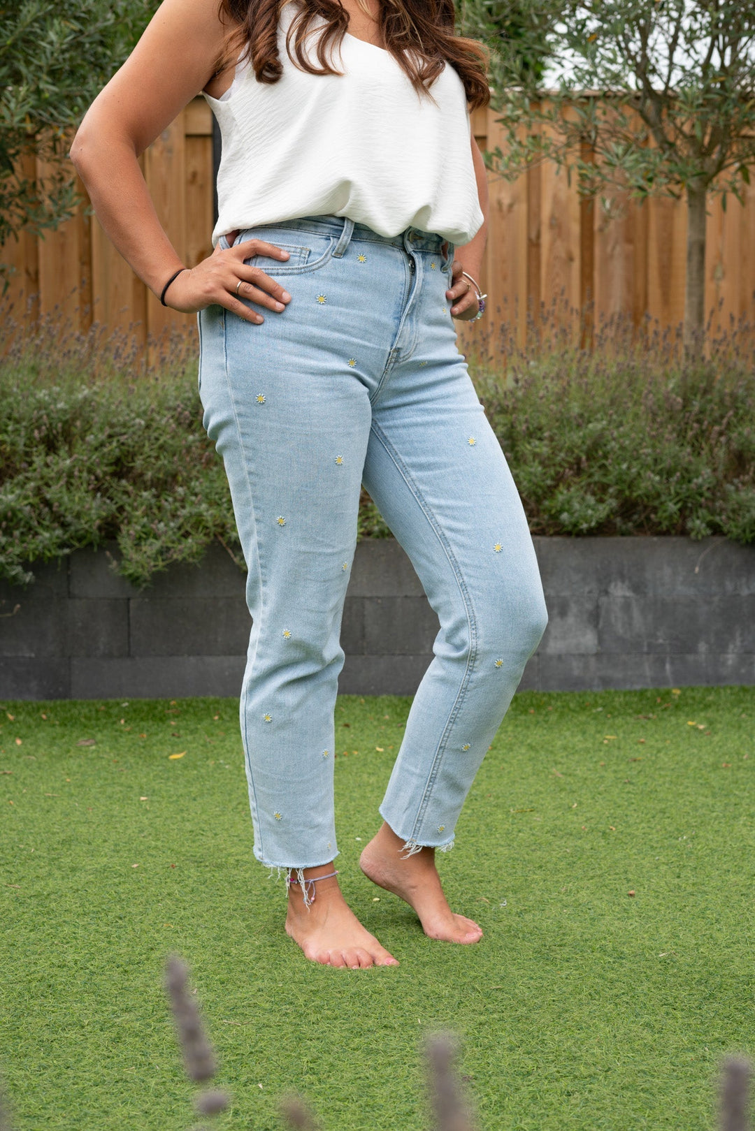 Jeans donna a vita alta con stampa floreale. Perfetti per un look primaverile/estivo, casual ma elegante.