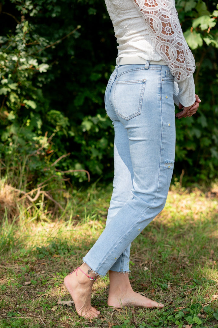 Pantaloni jeans donna slim fit a vita alta con vivace fantasia floreale. Comodi e versatili per ogni outfit casual.