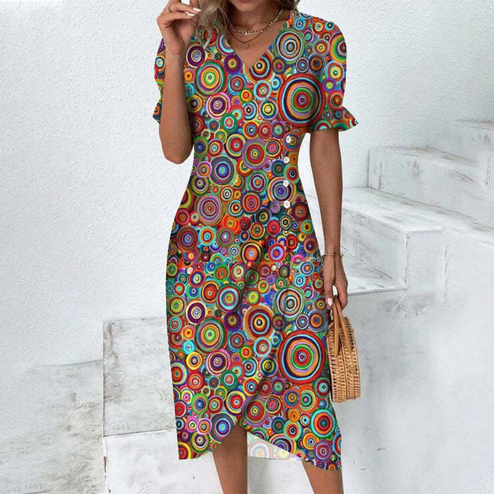 Donna in abito midi estivo con bottoni, vestito casual chic per passeggiate o tempo libero.