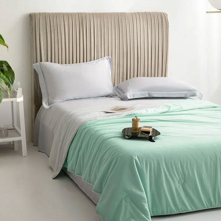 Morbida coperta rinfrescante anti sudore, leggera e traspirante per notti estive serene e comfort.