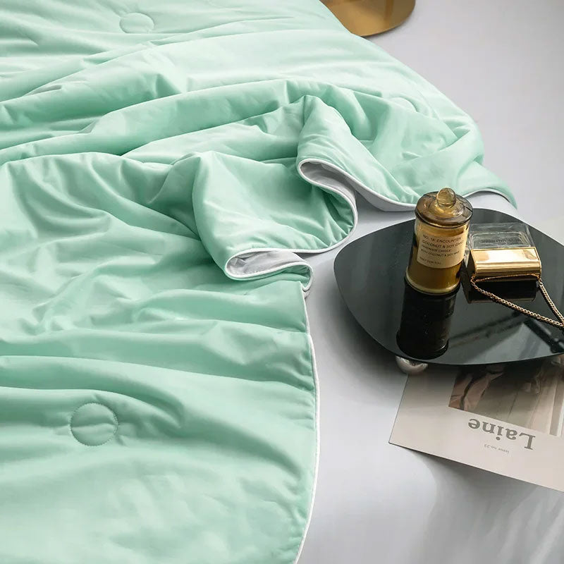 Dì addio al sudore notturno con questa coperta rinfrescante, leggera e traspirante per il tuo letto.