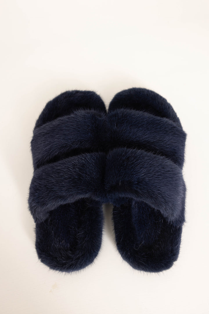 Morbide pantofole blu notte da donna in visone, con doppie fasce. Perfette per comfort elegante a casa.