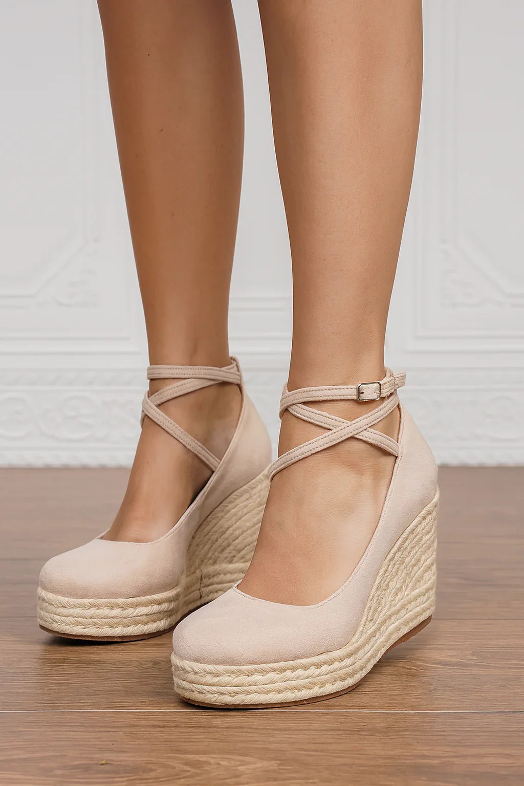 Espadrillas donna nere con zeppa e cinturino alla caviglia. Sandali estivi eleganti e versatili per outfit casual chic.