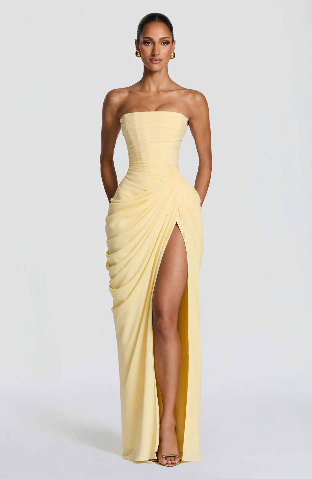 Elegante abito da sera drappeggiato da donna, senza spalline, con spacco laterale. Perfetto per cerimonie.