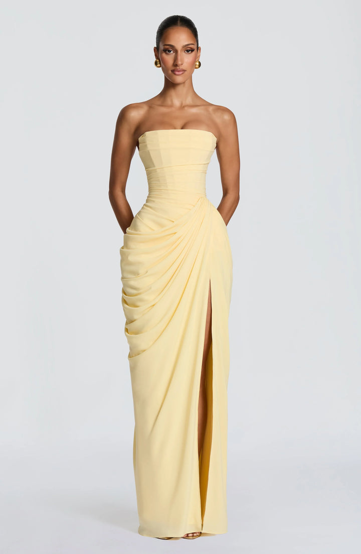 Elegante vestito da sera drappeggiato per donna, senza spalline, con spacco laterale, adatto a cerimonie.