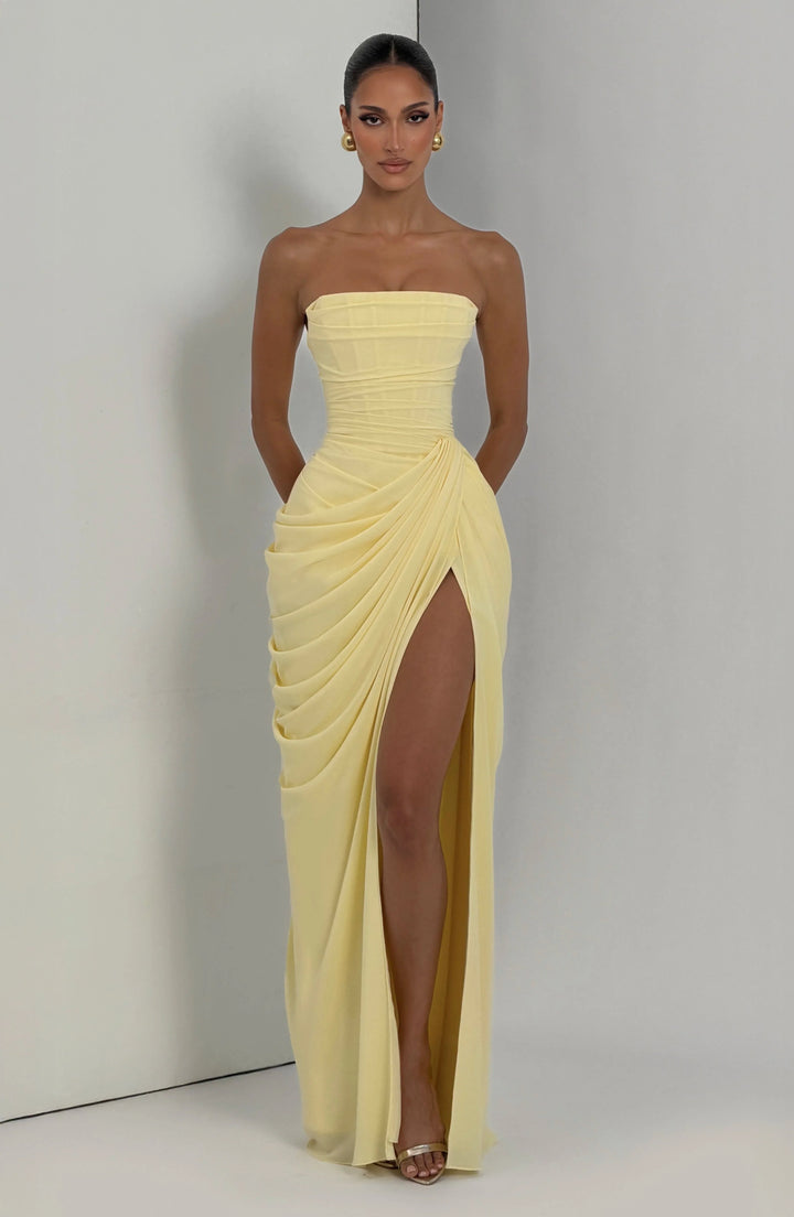 Abito da donna senza spalline, drappeggiato, con profondo spacco laterale. Perfetto per una serata glamour.