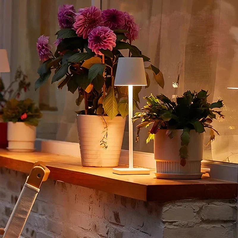 Elegante lampada LED portatile, senza fili, con batteria ricaricabile per illuminazione versatile.