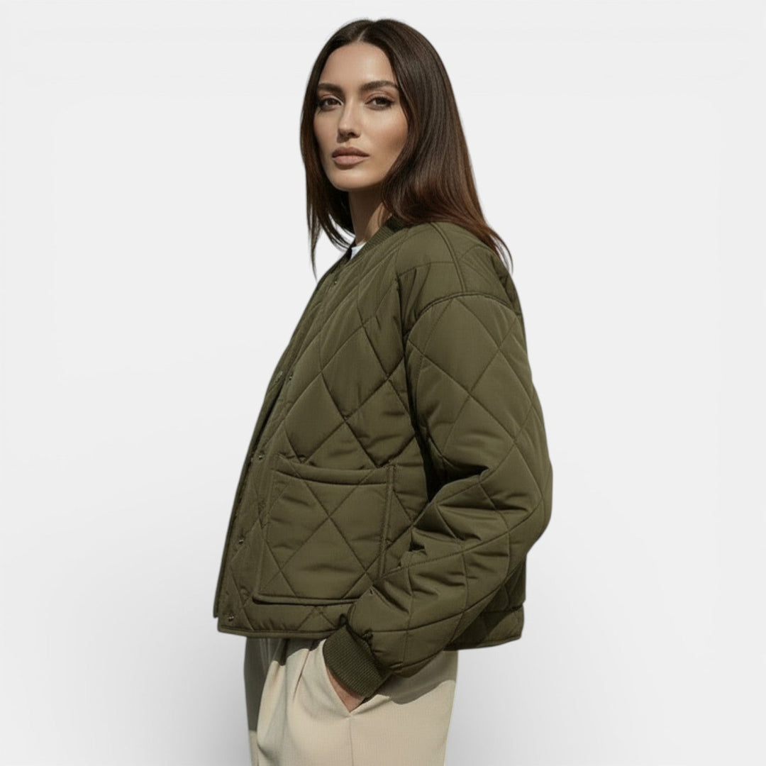 Giacca donna trapuntata, design moderno per un look casual ed elegante. Perfetta per outfit versatili ogni giorno.