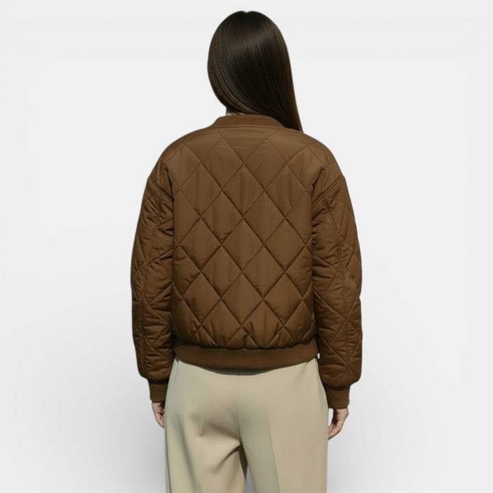 Giacca trapuntata leggera donna, vista frontale. Comfort casual e stile moderno per l'abbigliamento versatile.