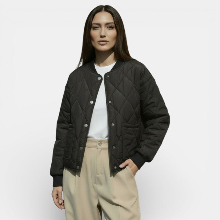 Dettaglio giacca donna trapuntata, texture leggera e moderna. Comfort casual per un look di mezza stagione.