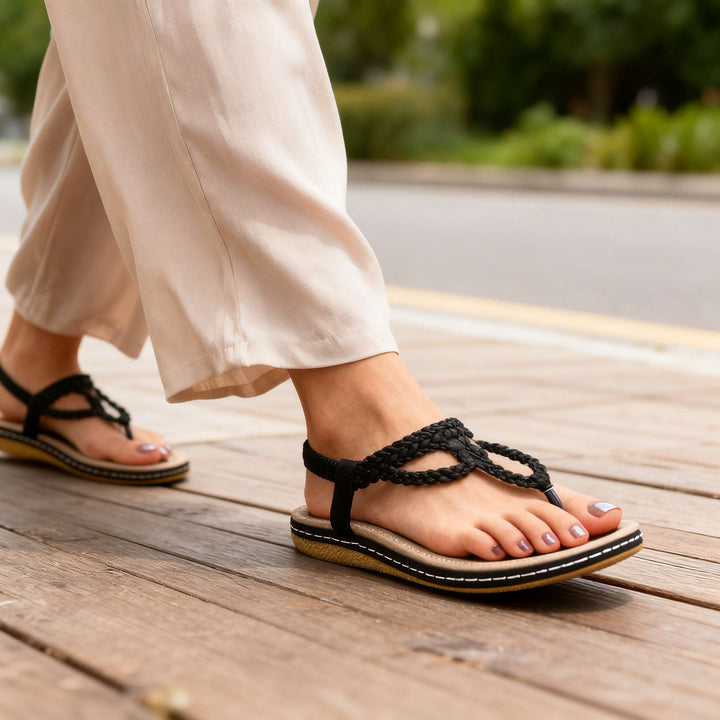 Sandali donna moda con nodo decorativo e punta aperta. Suola imbottita per massimo comfort, scarpe estive casual.