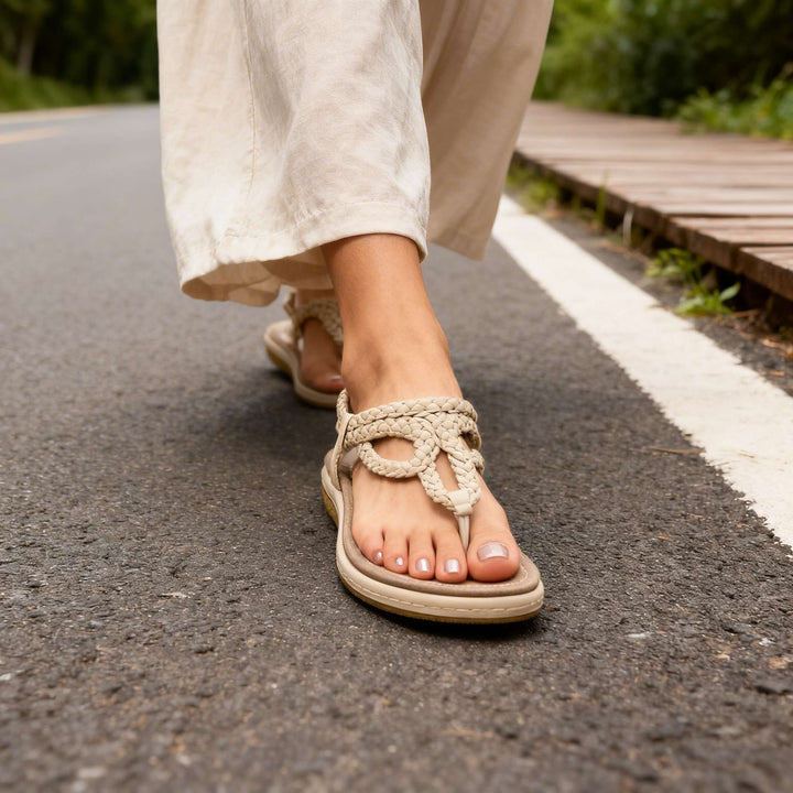 Sandali donna con nodo decorativo e punta aperta. Suola imbottita per comfort. Perfetti per l'estate e la moda casual.