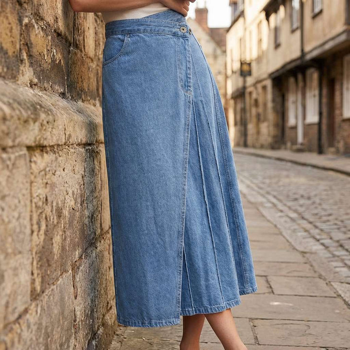 Gonna fluida in denim blu da donna con vita alta e spacco frontale. Stile elegante e casual, versatile per l'estate.
