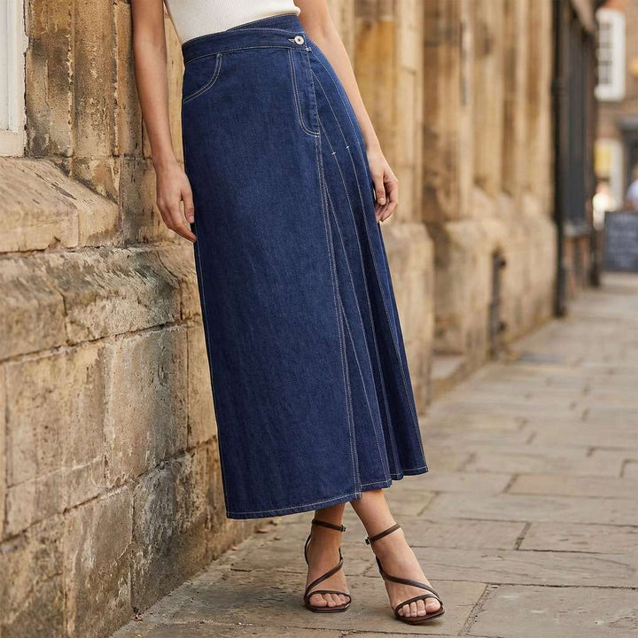 Gonna denim blu da donna a vita alta e spacco. Stile casual ed elegante per il quotidiano e le vacanze estive.