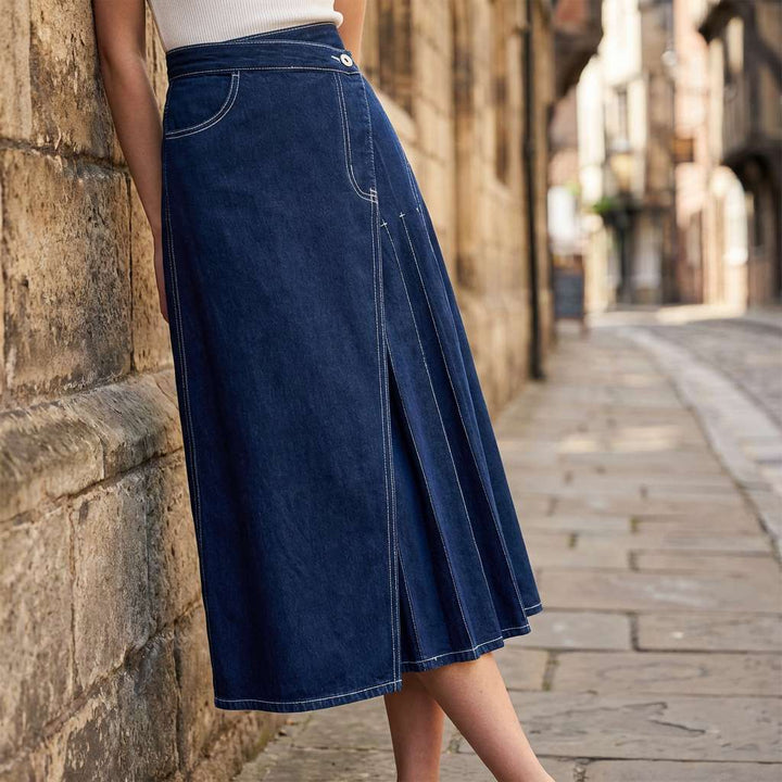 Gonna donna a vita alta in denim blu, con spacco frontale. Un capo moda versatile per outfit casual ed eleganti estivi.